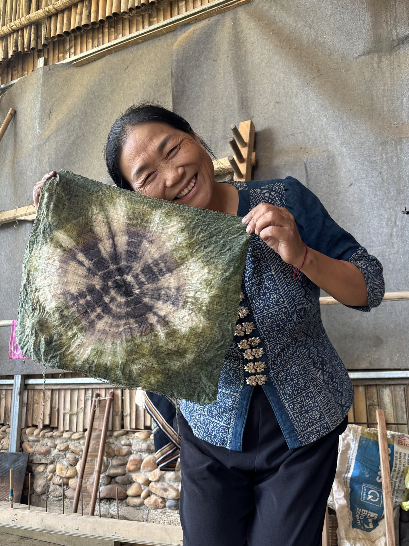 Cô Bích, weaver in Hoa Tiến